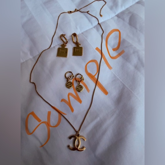 CHANEL Gold Logo Key Holder - Picture 5 of 6